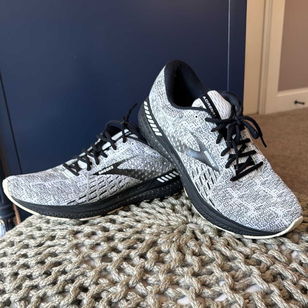 Brooks Adrenaline GTS 21. Men's running shoes.
Size 11. Great condition!